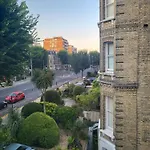 10 Large Elegant Studio - Prime Location - Comfortable - Private